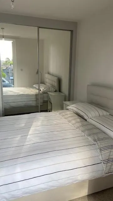 Modern Central Flat With Balcony & Free Parking On-Site Bournemouth