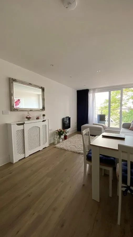 Modern Central Flat With Balcony & Free Parking On-Site Bournemouth Daire