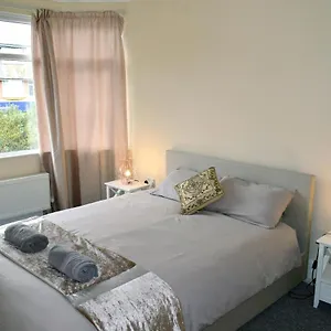 Holiday home Escape 4 Bedroom House, Sleeps 11, 2 Free Parking, Garden, Wifi, Smart Tv, Newly Decorated, Bournemouth